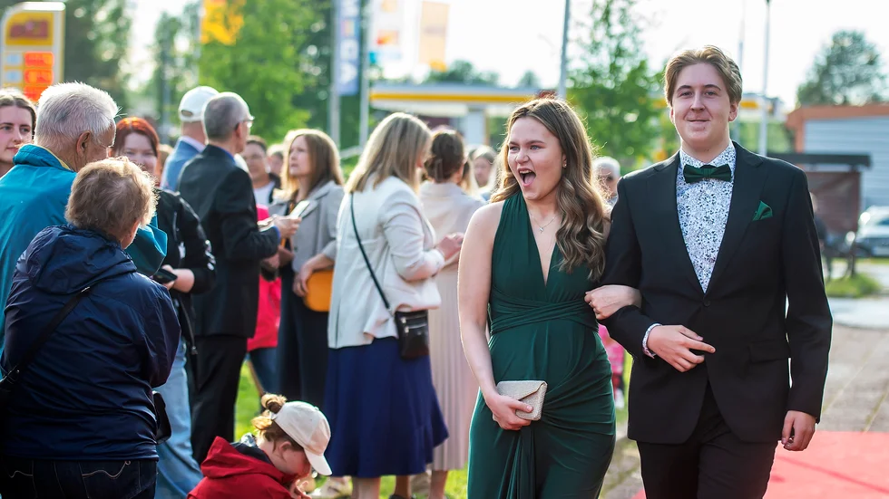 Galant entré på röda mattan gjorde Emilia Fagervall och Alfred Pääjärvi.