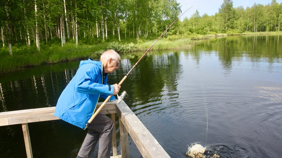 Einar Lestander fick årets första regnbågslax i Pumtjärn.