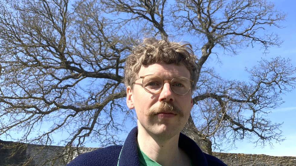 Aron Landahl har tecknat i hela livet, sedan fyra år gör han det på heltid som illustratör av bilderböcker. Han tilldelas nu Lennart Hellsing-priset för sin gärning.