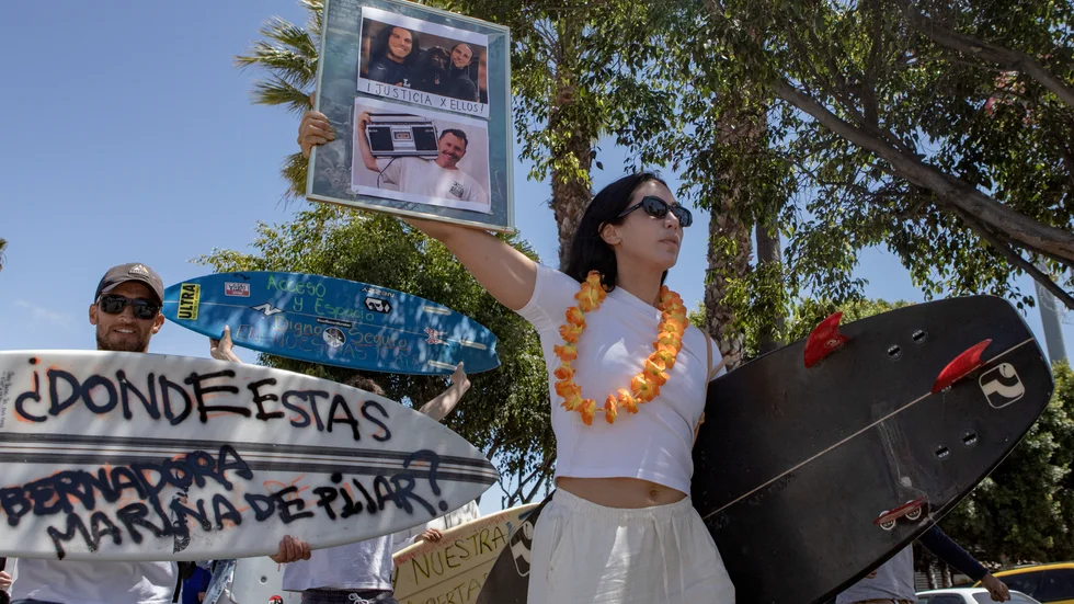 Demonstranter protesterar mot våldet i Baja California och kräver att mexikanska myndigheter agerar.
