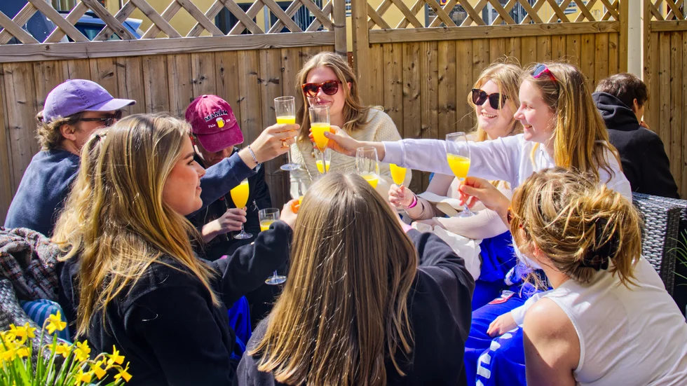 I Visby välkomnas valborg med en skål av antikvariestudenterna.