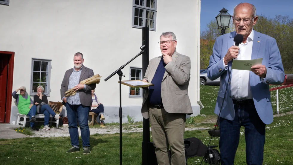 "Det finns ett ganska stort antal sockenblad på ön, det har handlat om att läsa mycket och utifrån tio frågeställningar sätta betyg", säger Ulf Hammarlund, mitten, om juryarbetet. Han flankeras av Anders Ahlin, vd, och Tommy Wahlgren, styrelseordförande, för Gotlänningens tryckeri AB.