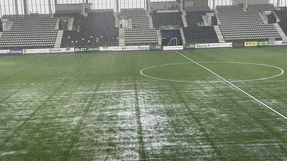Skyfall drog in över Linköping och orsakade översvämning på planen.