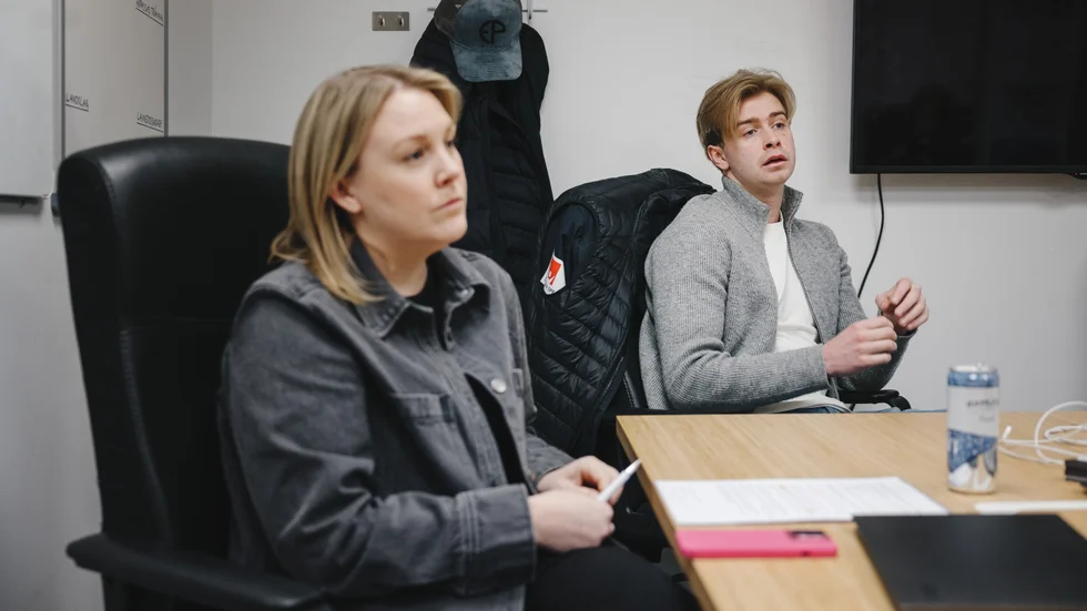 IK Uppsalas klubbchef Linn Andersson, här tillsammans med sportchefen Julius Brekkan. Andersson menar att hon är nöjd med starten av insamlingen, men att de forfarande saknas en bit till det uppsatta målet.