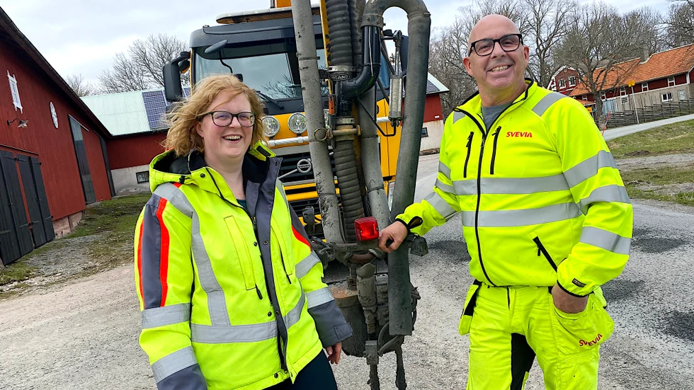 Med snabelbilen kan man snabbt och effektivt laga sprickor och hål i vägbanan och nu körs den på det statliga vägnätet kring Enköping. Linnéa Wengland, Svevias platschef i Enköping, och snabelbilsförare Svenn-Åge Zetterlund tror att arbetet med snabelbilen fortgår fram över sommarne.