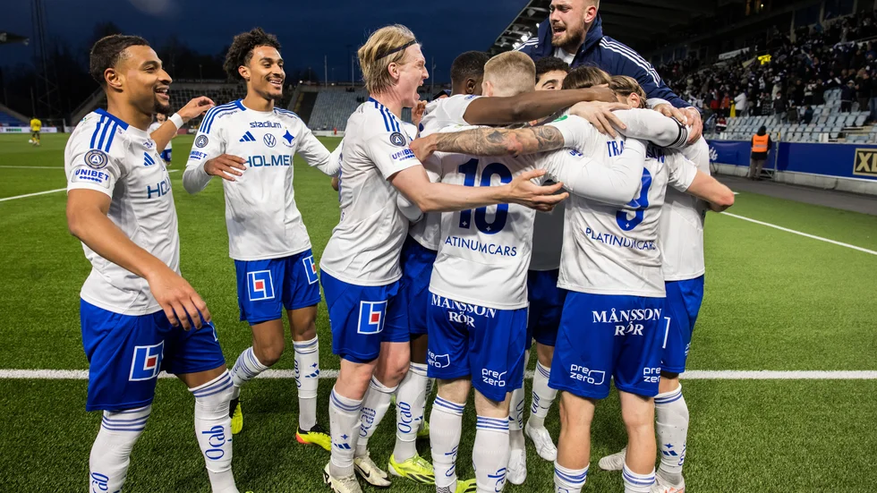 IFK jublar efter segern mot Elfsborg. Laget vände i andra halvleken med fyra mål. 