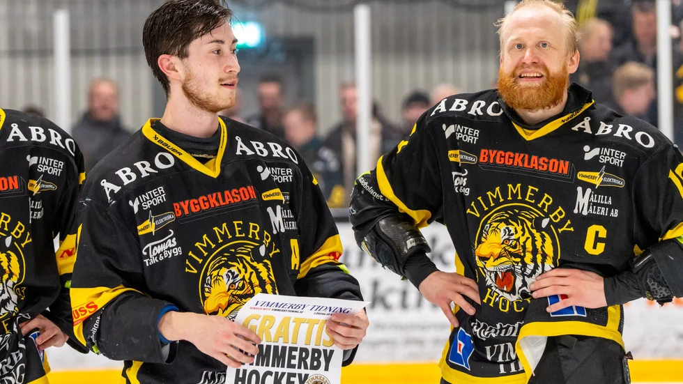 Skilda världar. Radarparet Anton Carlsson och Jakob Karlsson hade två vitt skilda upplevelser av hockeypremiären. Anton fick tidigt utgå skadad, medan Jakob avgjorde matchen mot Kalmar på straff.