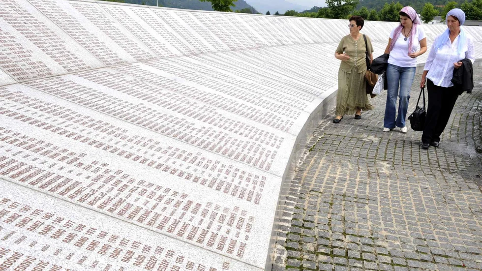 I Potocari utanför Srebrenica finns ett monument över de drygt 8|000 dödade i massakern 1995. Många människor flyttade från Srebrenica i spåren av massakern och inte många har flyttat tillbaka.