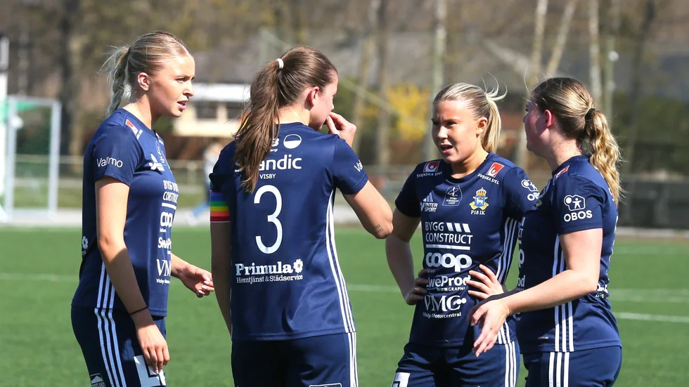 P18 tappade ledningen och föll mot Elfsborg. Målskytten Emma Sandström här till vänster på bilden.
