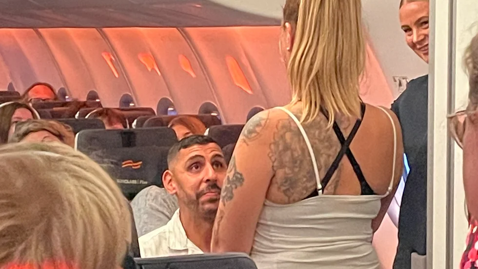 Mohammed Yazidi friar till Emma Hellman inför 360 passagerare på väg till Mallorca.