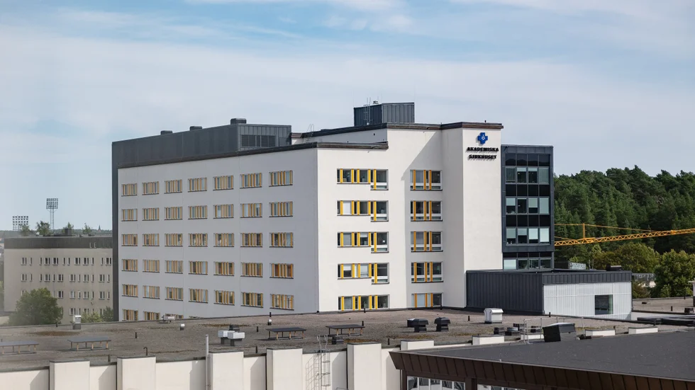 Nästan alla nyrekryteringar stoppas, förutom de i särskilt utsatta positioner.