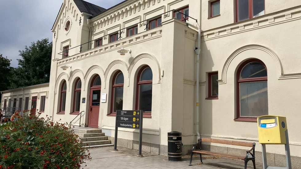 Stationshuset i Enköping tycks vänta och vänta på att det ska öppna någon verksamhet där igen. Idag är det enbart en frisersalong i lokalerna. Ingen kiosk och ingen restaurang.
