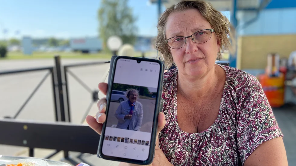 "Jag måste gå vidare. Men jag är så grymt besviken på vården", säger Elisabeth Andersson, som förlorade sin mamma i juni.