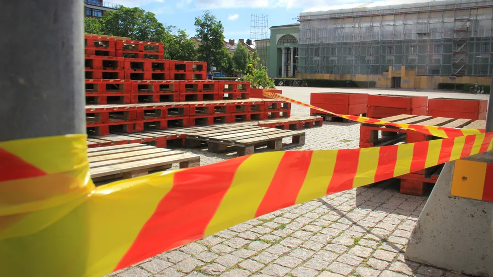 Pallpyramiden intill foodtrucktåget på Vaksala torg är bland annat tilltänkt att verka som sittplatser för kunder, men i nuläget är den avspärrad.