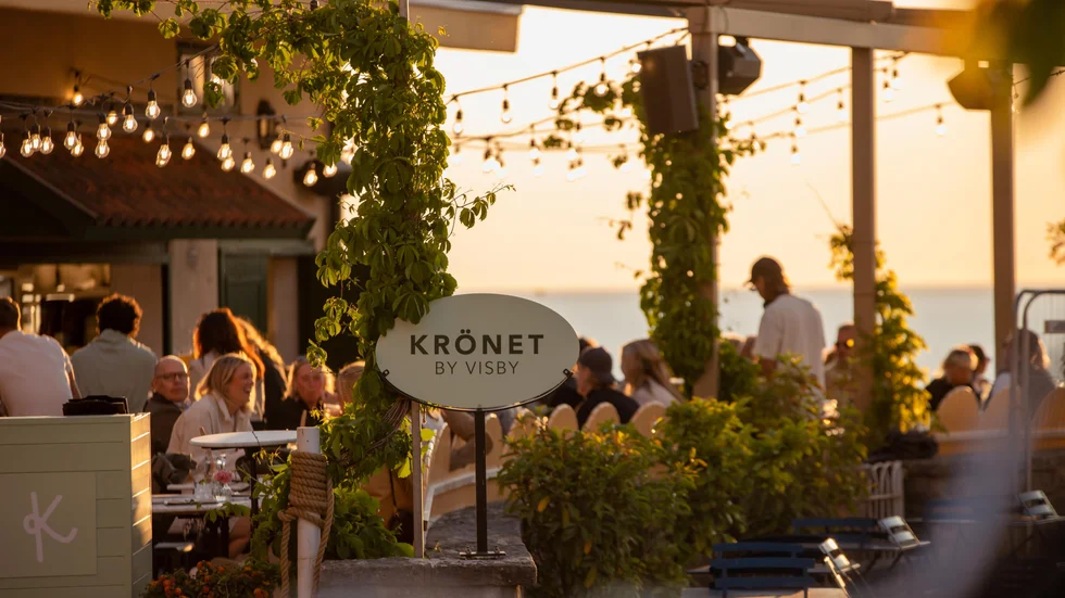 Krönet i Visby mår som bäst när solen skiner. 