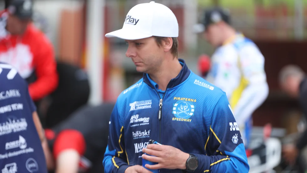 Daniel Davidsson , lagledaren, fick se sitt lag förlora mot Smederna. Men tog bonuspoängen i det sista heatet. Positioneringen inför kvartsfinalerna avgörs i sista omgången på tisdag.