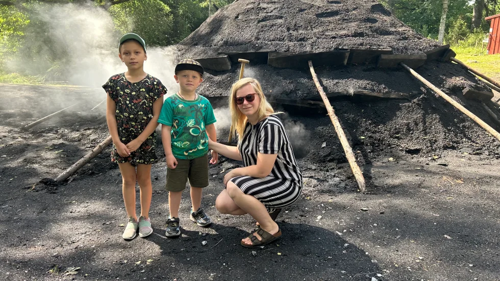 ”Vi är riktiga kolmileveteraner”, säger Linda Kvarnström som varit där sedan barnsben och nu för traditionen vidare till Elva, 8, och Andreas, 5.  