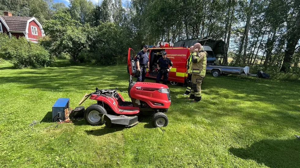 En man förd till sjukhus efter att en åkgräsklippare började brinna i Grytgöl på fredagseftermiddagen.