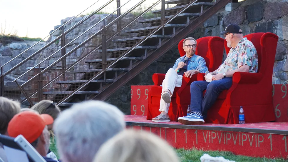 Björn Ulvaeus i samtal med filmvetaren Ronny Svensson om hur  det gick till när Abbas hits kom till.