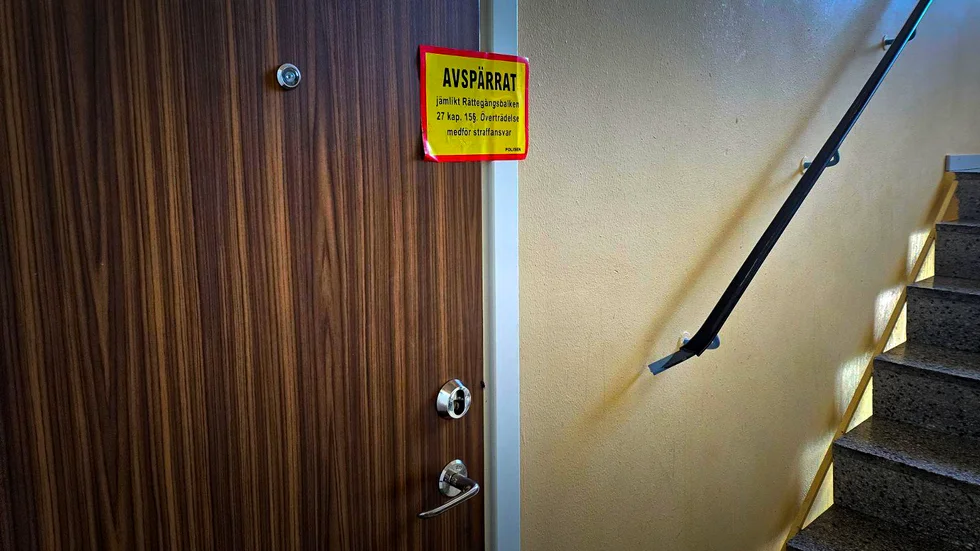 Polisen spärrade av bostaden där de två kvinnorna hittades.