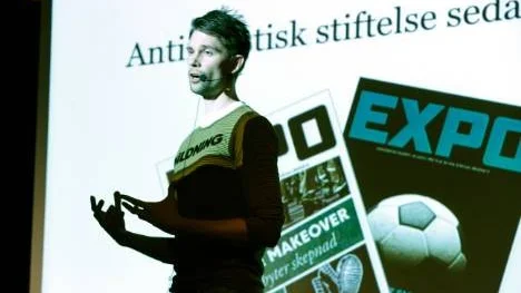 Jonathan Möller från stiftelsen Expo föreläste på måndagen om rasism och intolerans för elever på Strömbackaskolan.