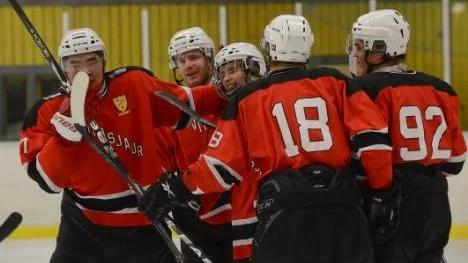 Arvidsjaurs 15-årige Oliver Eklund slog till med ett hattrick i den tredje perioden i segermatchen mot Boliden. Daniel Nyström, Johan Roth och, med ryggen mot kameran, Henrik Lidström och Johan Grönlund gratulerar tremålsskytten.