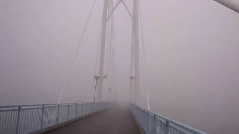 In i dimman. Tidig morgon på Öholmabron.