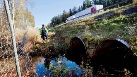 Två stora vägtrummor ska bytas ut under E4 i Bertnäs. Vattenståndet i dikena är dock högt. "Vi måste dämma för och pumpa bort vattnet innan rivningen av vägbanan kan börja", säger arbetsledaren Thomas Larsson.