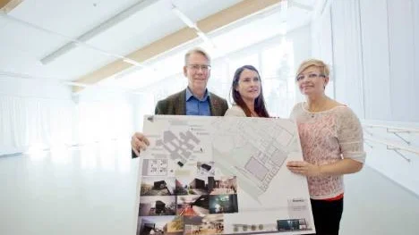 Piteå kommun vill satsa ännu mer på dansen och en idé är byggandet av en ny dansarena, en White & Black Box på Acusticum. Peter Roslund, kommunalråd, hoppas planerna går i lås. Här tillsammans med Cecilia Björklund Dahlgren, Dans i norr, och Monica Johansson, LTU.