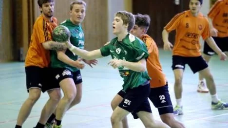 Johannes Nilsson, med bollen, svarade för nio mål när Strömnäs GIF besegrade topplaget Brännan med 27-23. Trots segern väntar nu kvalspel för Strömnäs, förmodligen mot Kiruna.