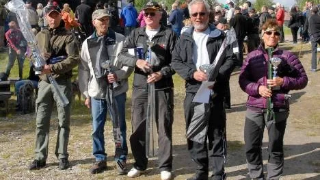 Prisade i Racksunds fiskefestivals 20-årsjubileum. Fr.v. Erik Sundén öringsklassens vinnare, harrmästaren Sören Marklund, rödingsegraren Bengt Johansson samt ettan och tvåan i den spännande abborrklassen Gösta Josefsson och Marie Olsson.
