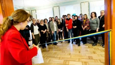 Socialnämndens ordförande, Agnetha Eriksson (S), klippte det sedvanliga bandet och förklarade hemsjukvården som invigd. Det följdes av rungande applåder från personalen.