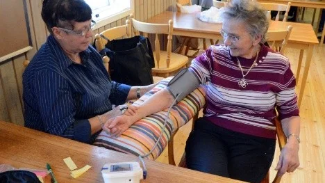 Deborah Larsson kollar Karin Davidssons blodtryck.