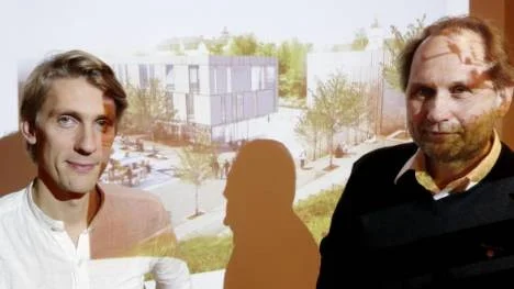 I går fick duon Per Hansson, till vänster, och Lennart Sjögren ta emot 100 000 kronor i prispengar för sitt skissade förslag på ett p-hus i trä.