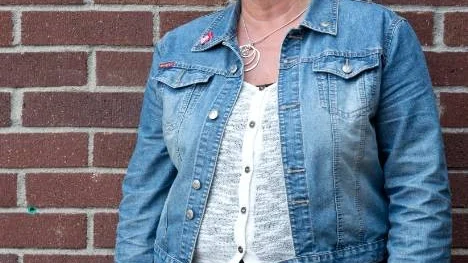 "Det är få som stannar, många vill vidare till släkt på annat håll, men vi hoppas att fler vill stanna i Älvsbyn", säger Helena Öhlund (S), vice kommunalråd i kommunen.