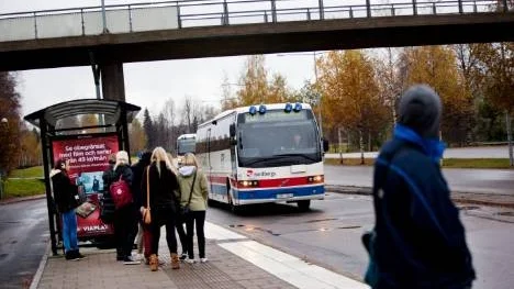 I en motion kräver Folkpartiet att regelverket för skolskjutsar ses över.