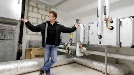 Genom att ta tillvara på energi som annars skulle blåst ut har Pitebo lyckats minska energiförbrukningen vid centrumområdet. "Ventilationen har gjort att vi sparat in ungefär 700 000 under fyra år, pengar som istället kan användas till underhåll, säger Robert Johansson, teknisk chef hos Pitebo.