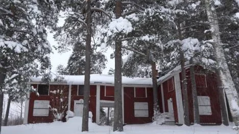 Blomska gården får fortsätta att stå kvar i rondellen vid LF Arena. Några planer på att flytta huset finns inte alls i nuläget.