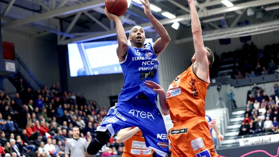 Jaraun "Kino" Burrows går för poäng.