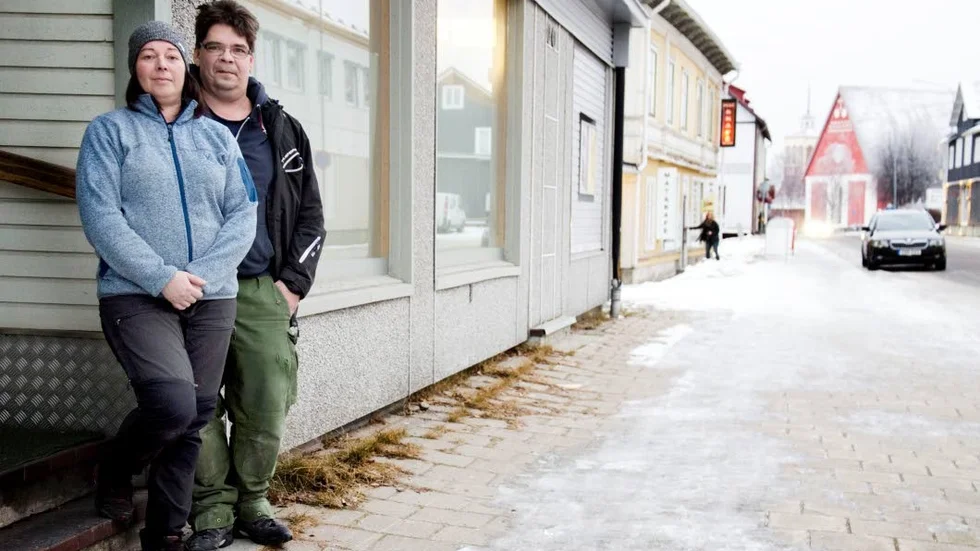 Butiksdöden. Elva tomma skyltfönster från kommunhuset till kyrkan. Men just i det här kommer det snart att vara full igen när Jeanette Brännmark öppnar klädaffär tillsammans med delägaren Anders Hjärtström.