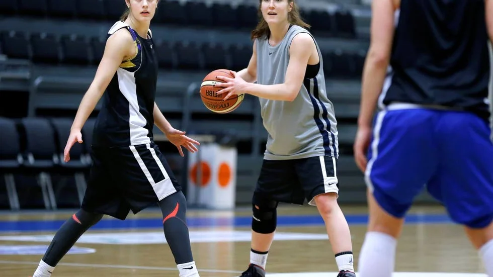 Dominerar. Förra Northlandspelaren Alexandra Ferm (t.h) dominerar i basketettan med Luleå Stars.