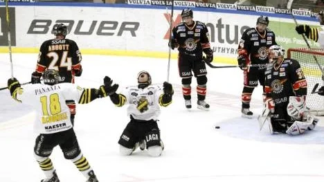 Luleå-spelarna deppar efter att AIK:s Richard Gynge skjutit in det avgörande målet med mindre än tre minuter kvar av matchen.