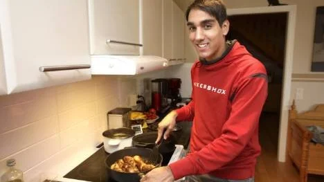 Med hjälp av TV4:s Spårlöst, som sänds i kväll, lyckades 21-årige David Olovsson i Roknäs återfinna sin biologiska familj i norra Bulgarien. Här ses han i köket hemma hos mamma Eva i Roknäs.