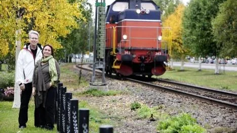 Norrbotniabanan behövs bland annat för att minska godstrafiken på väg, framhåller Helena Stenbäck (MP) och Peter Roslund (S). Banan ska dras parallellt med den nuvarande järnvägen genom stan. Av visuella skäl och med hänsyn till buller sänks järnvägen en halv meter ungefär där Uddmansgatan möter Timmerleden.