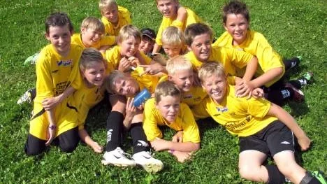 Så här glada var Infjärdens 99-grabbar sedan de besgerat norska Team Ottesen med uddamålet, 3-2. En spännande match på Strömsborgsplan 4, helt i publikens smak.