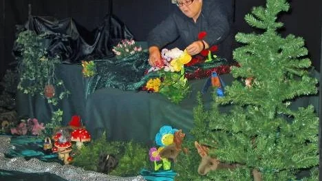 Med nyskrivna dockteatern "Hitta stigen" berättade Margaretha Offermann sagan om hur vänskap kan växa likt ett frö som man sår tillsammans.