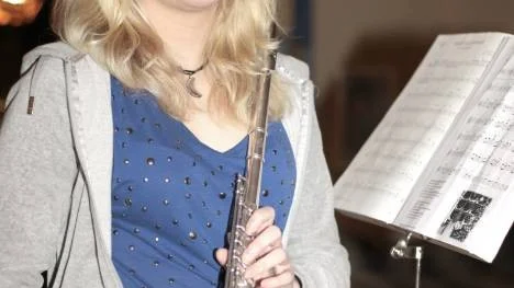 Linda Isaksson kandiderar till Piteås lucia och har ett brinnande intresse för musik och sång.