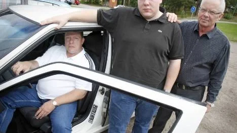 Maik Petruschka, här med sonen Marcel och grannen Nisse Nyström, får än så länge bara köra personbil i Sverige trots körkortsbehörighet och ett långtradarjobb på gång. Orsaken är en lång väntan på att Transportstyrelsen ska ge honom ett färdskrivarkort. "Jag förstår inte varför det ska ta sån tid!", säger han.