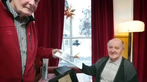 Pensionerade läraren Bo Lundman, Piteå, har ägnat 20 år åt att samla in kunskap om Nasafjäll. I går signerade han sin bok på Krokodil, bland andra åt Morgan fyhr.