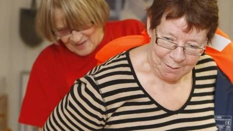 Allt från användingen av flytvästar till hjärt- och lugngräddning och allmänt vattenvett har deltagarna fått lära sig. Här får Britt-Marie Söderlund hjälp av Gunnel Nilsson att ta på sig en räddningsväst.